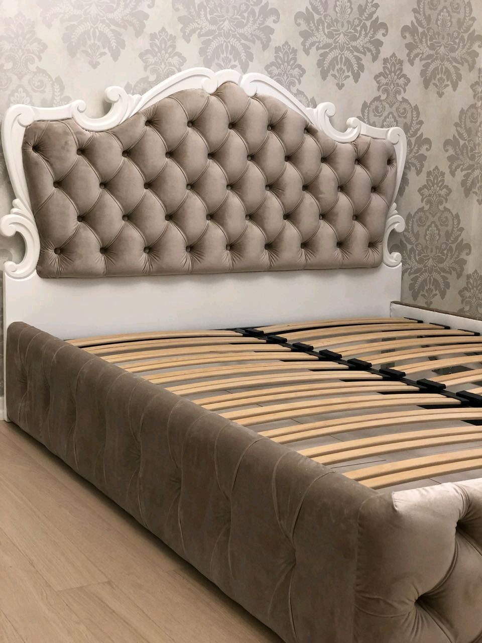 Кровать с фигурной спинкой