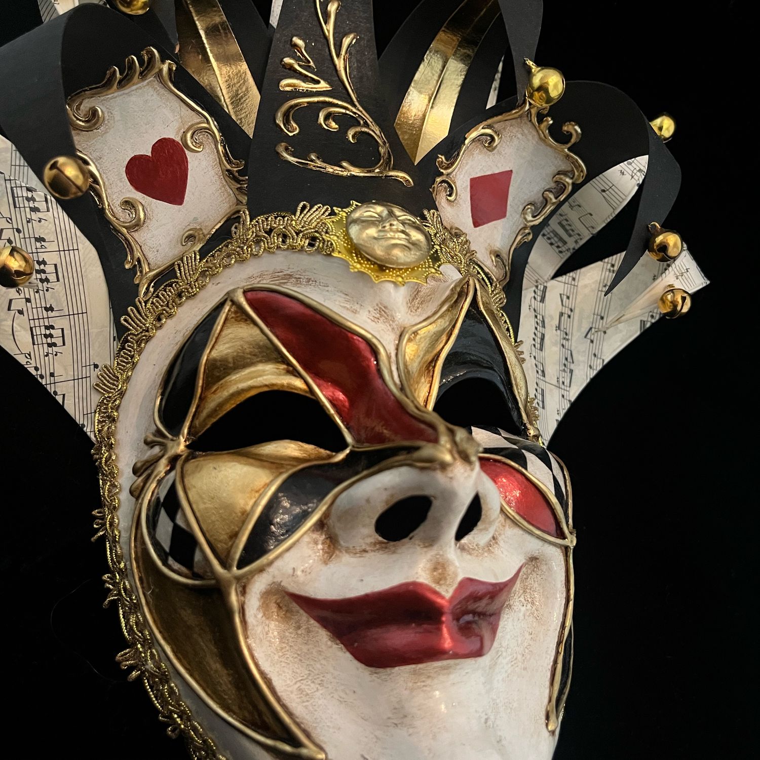 Мастер масок шмаков. Маска венецианская Джокер карточный Магнат. Маска Джокер Венеция. Интерьерная маска. Венецианская маска Джокера.
