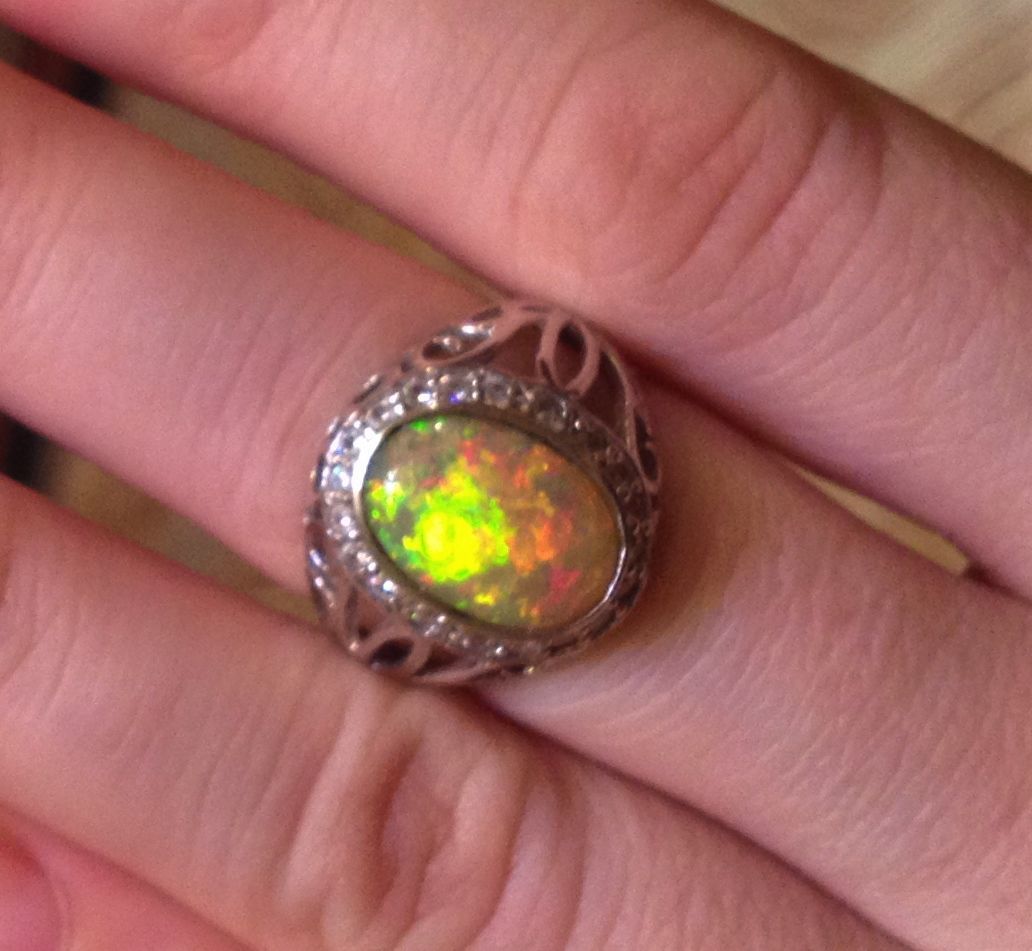 кольцо с эфиопским опалом. австралийский опал кольцо. украшения с черным опалом. амулет с опалом. кольцо с кристаллом.