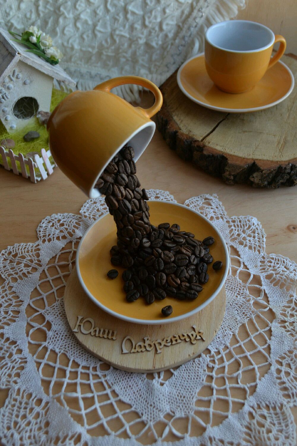 Парящая чашка кофе кофе в движении брызги кофе | Премиум Фото