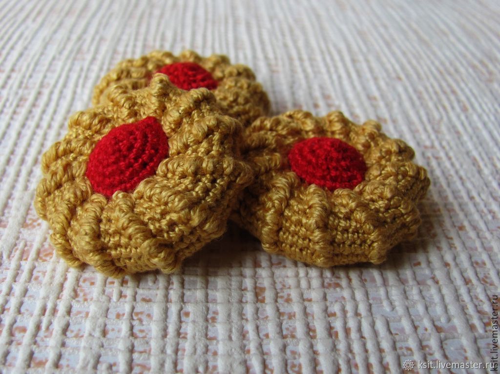 вязаная еда крючком. пирожные, связанные крючком. печенье амигуруми. вязаные пирожные печенья. печенье вязание крючком.