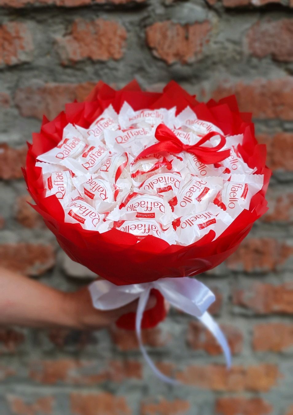 Букет с конфетами Raffaello и розами Малибу