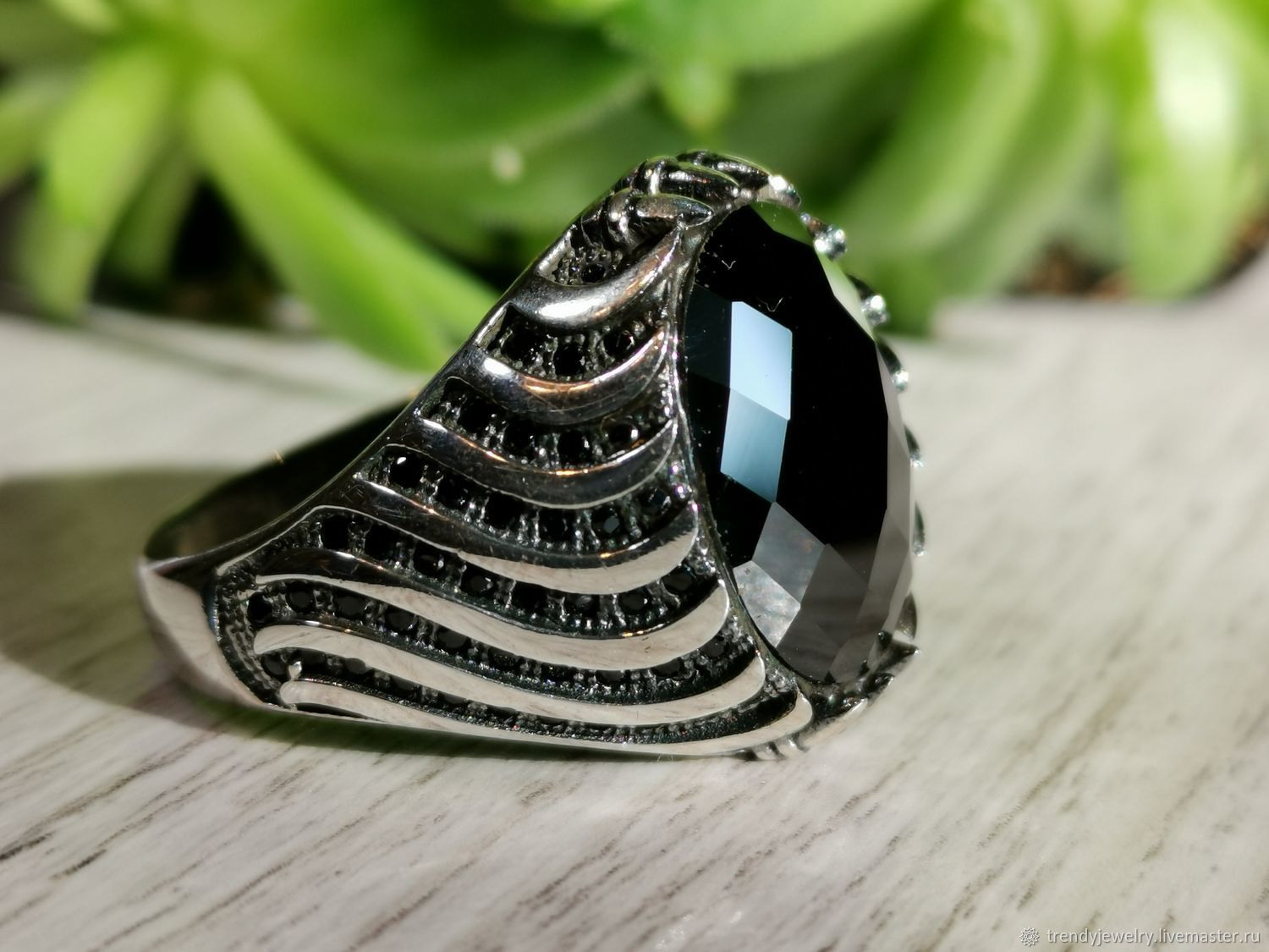 Перстень с черным камнем фото