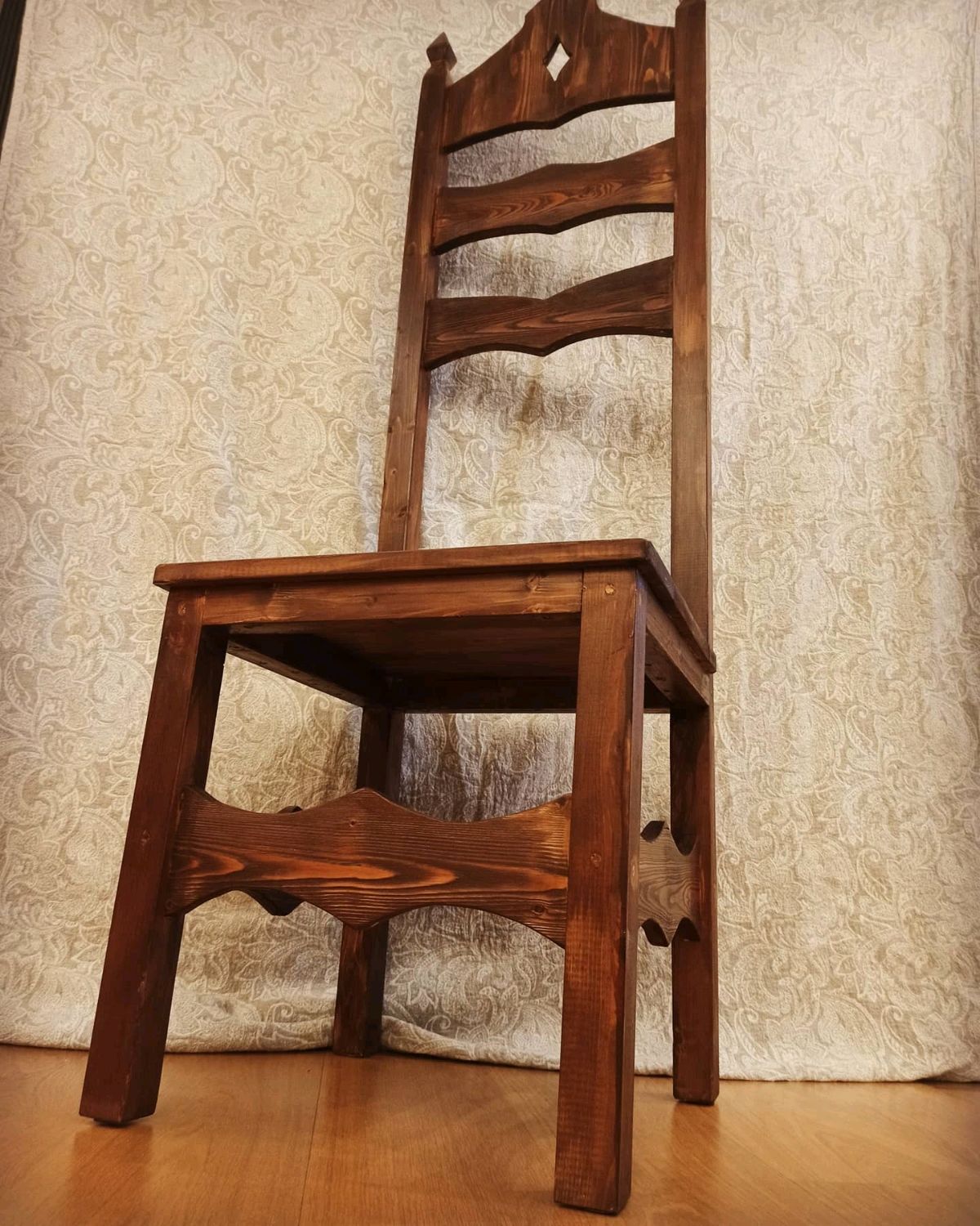 стул с готической спинкой