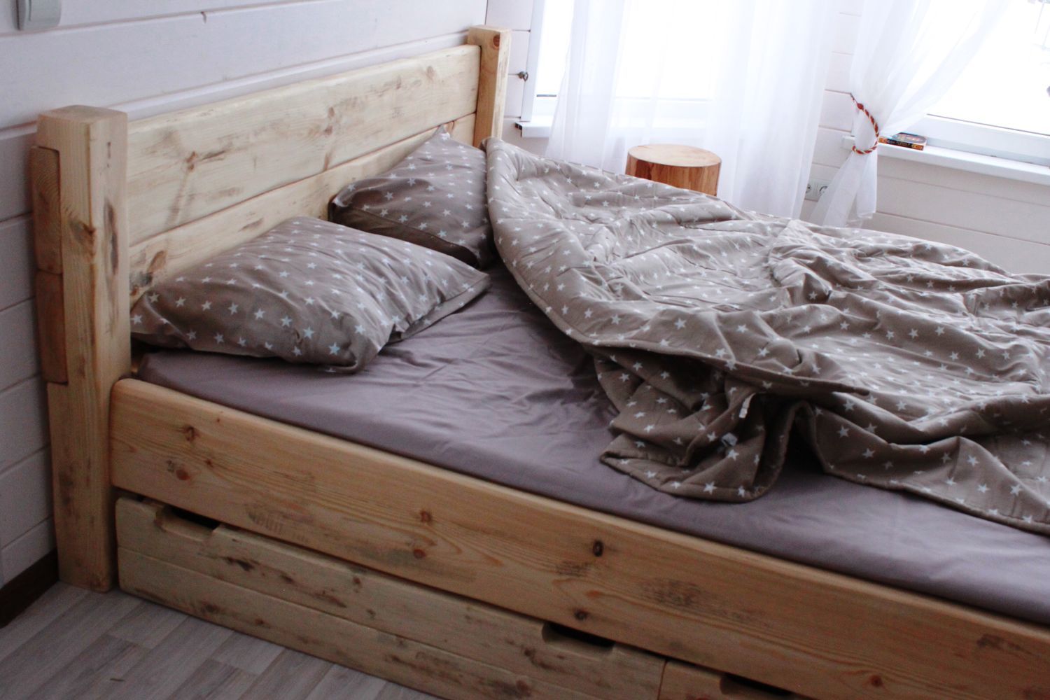 Кровать деревянная с ящиками для хранения