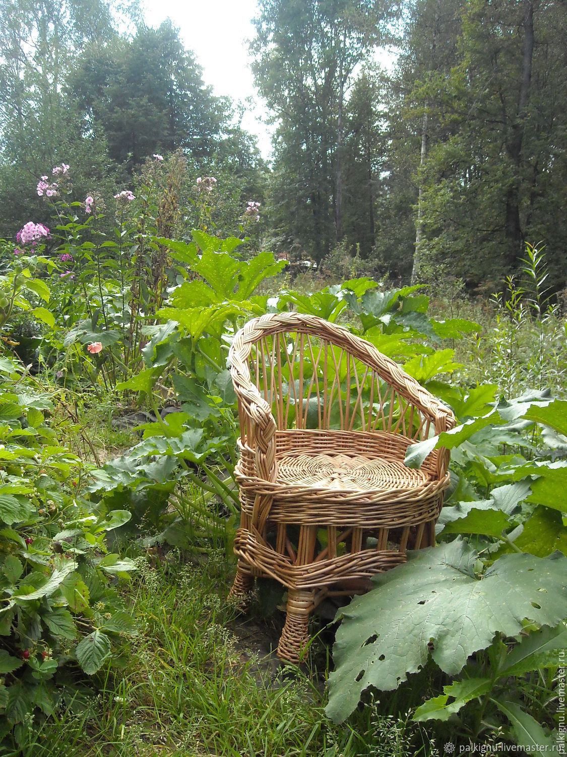 Плетеные скамейки для сада