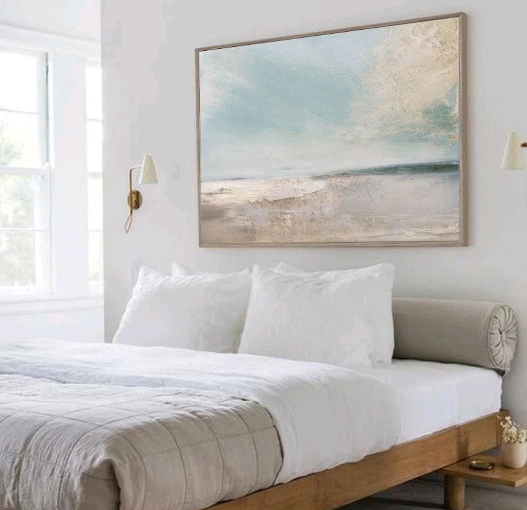 Картина напротив кровати