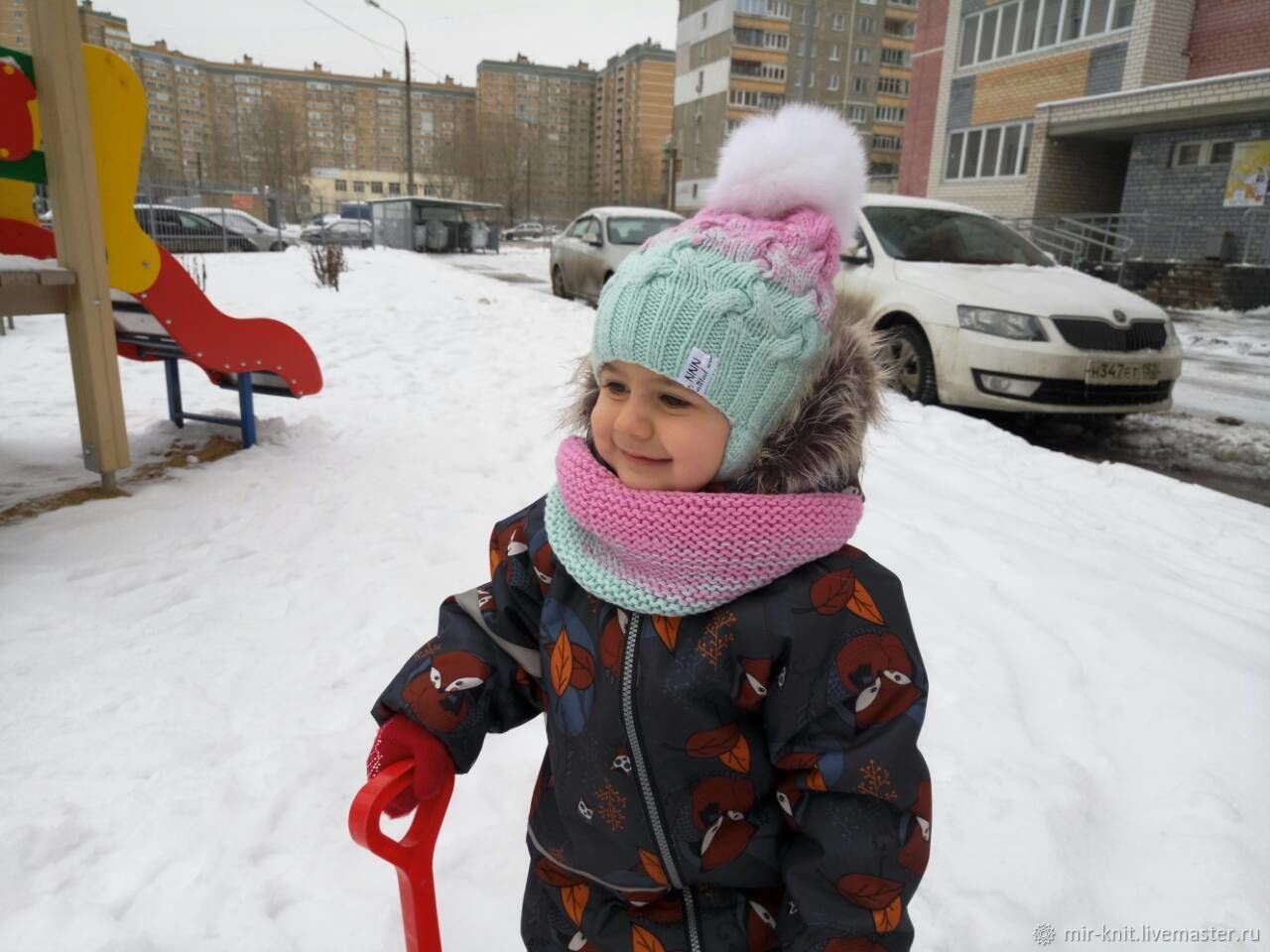 Шапки нижний новгород. Снуд для детского комбеза. Снуд детский с комбезом. Детский снуд с зимней курткой. Зимний комбинезон для девочки с шапочкой и снудом.