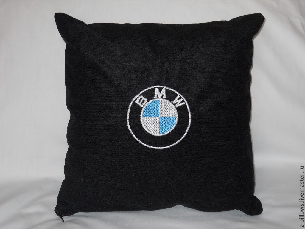 Купить подушки бмв. Подушка БМВ. Подушка в авто БМВ. Кожаная подушка BMW. Автомобильная подушка-думка с логотипом.