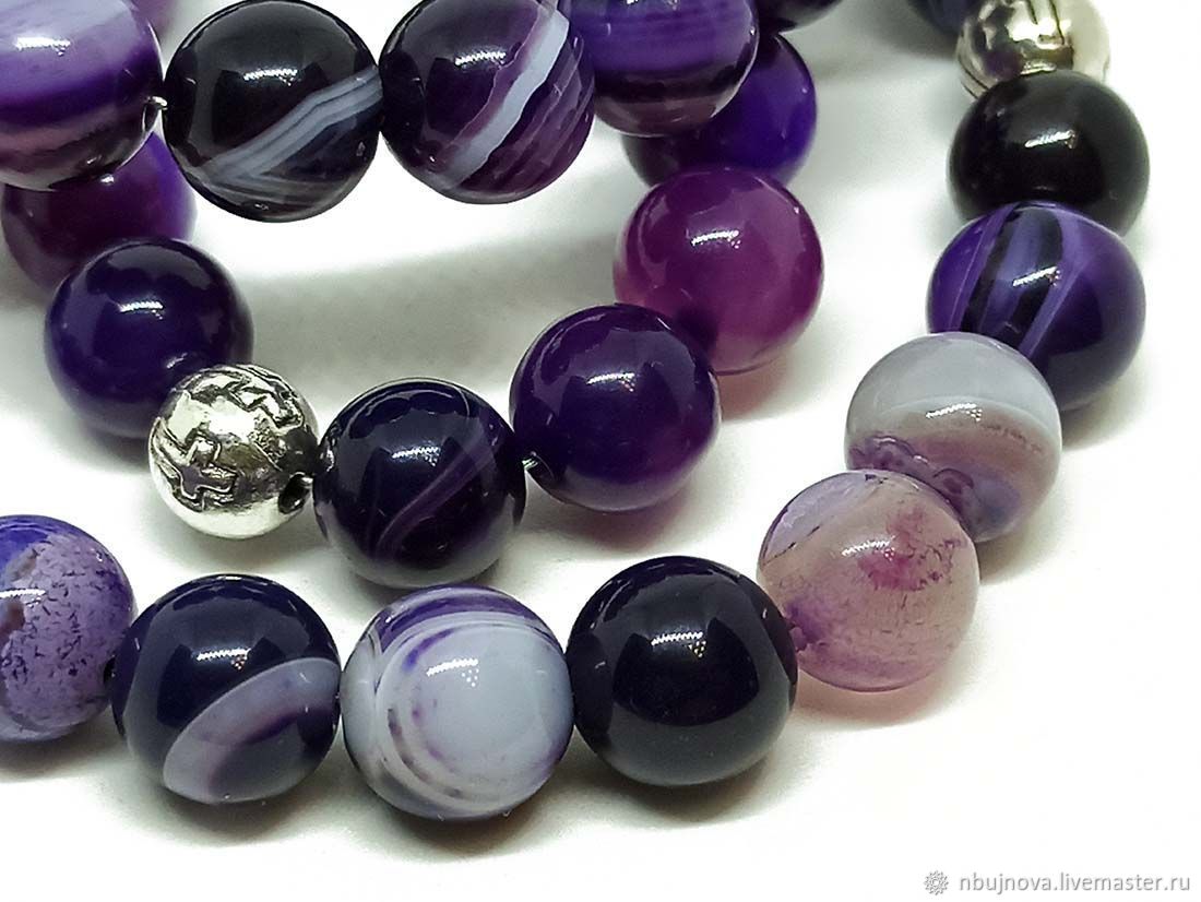Сиреневый агат бусины. Фиолетовый полосатый агат. Агат фиолетовый камень. Свойства фиолетовых агатов. Purple matte agat камень.