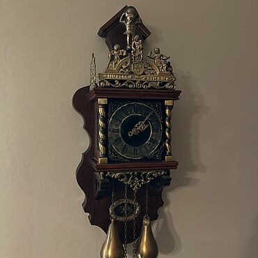 Деревянные интерьерные часы с маятником