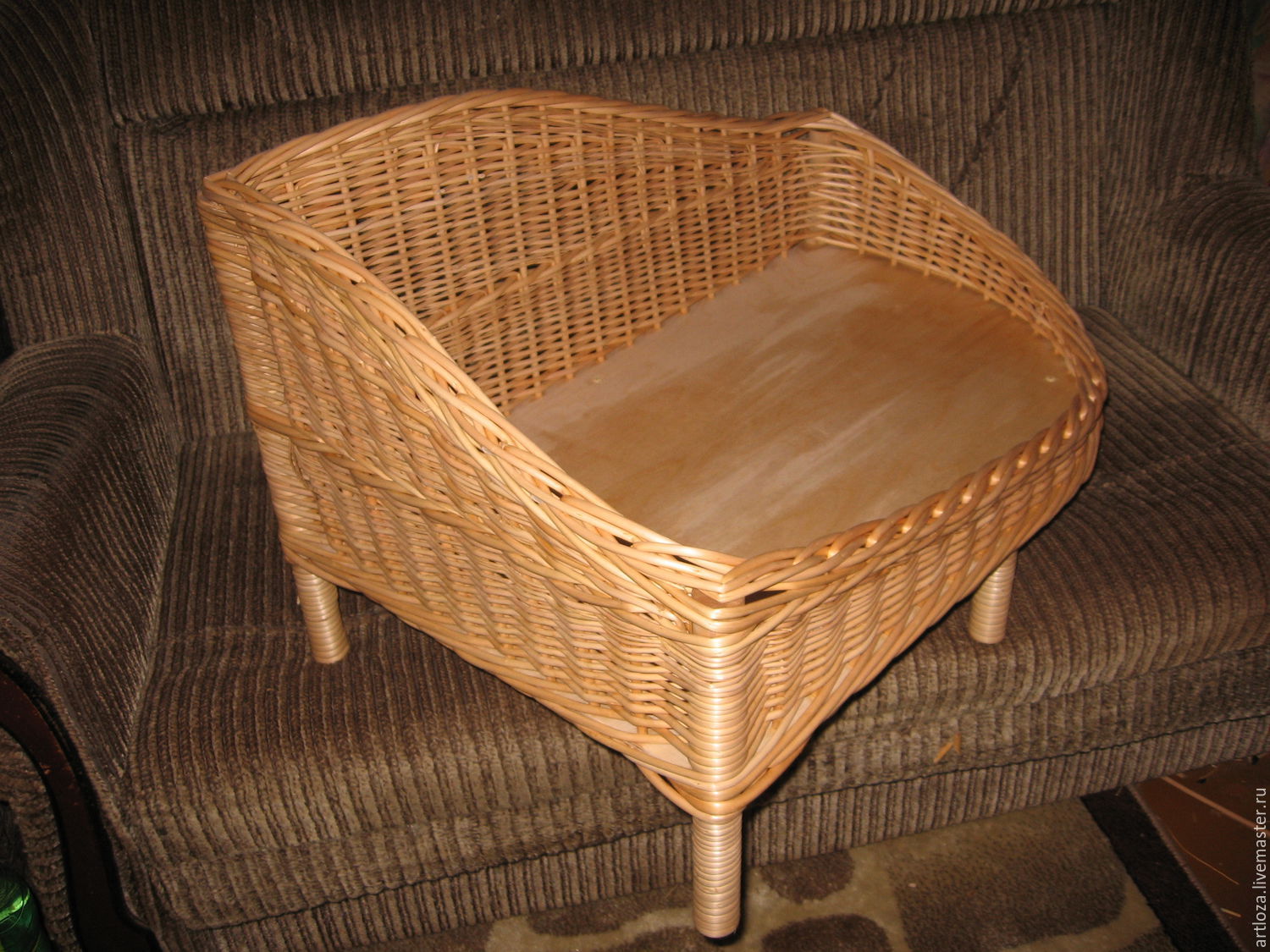 плетеный лежак для собаки. лежанка для собаки из лозы. плетеная лежанка для кошки. плетеная лежанка. плетеная лежанка.