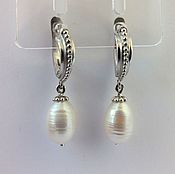Earrings with black pearls 