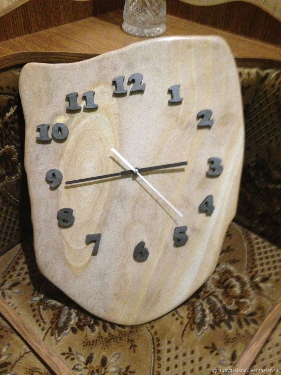 Часы из камешков