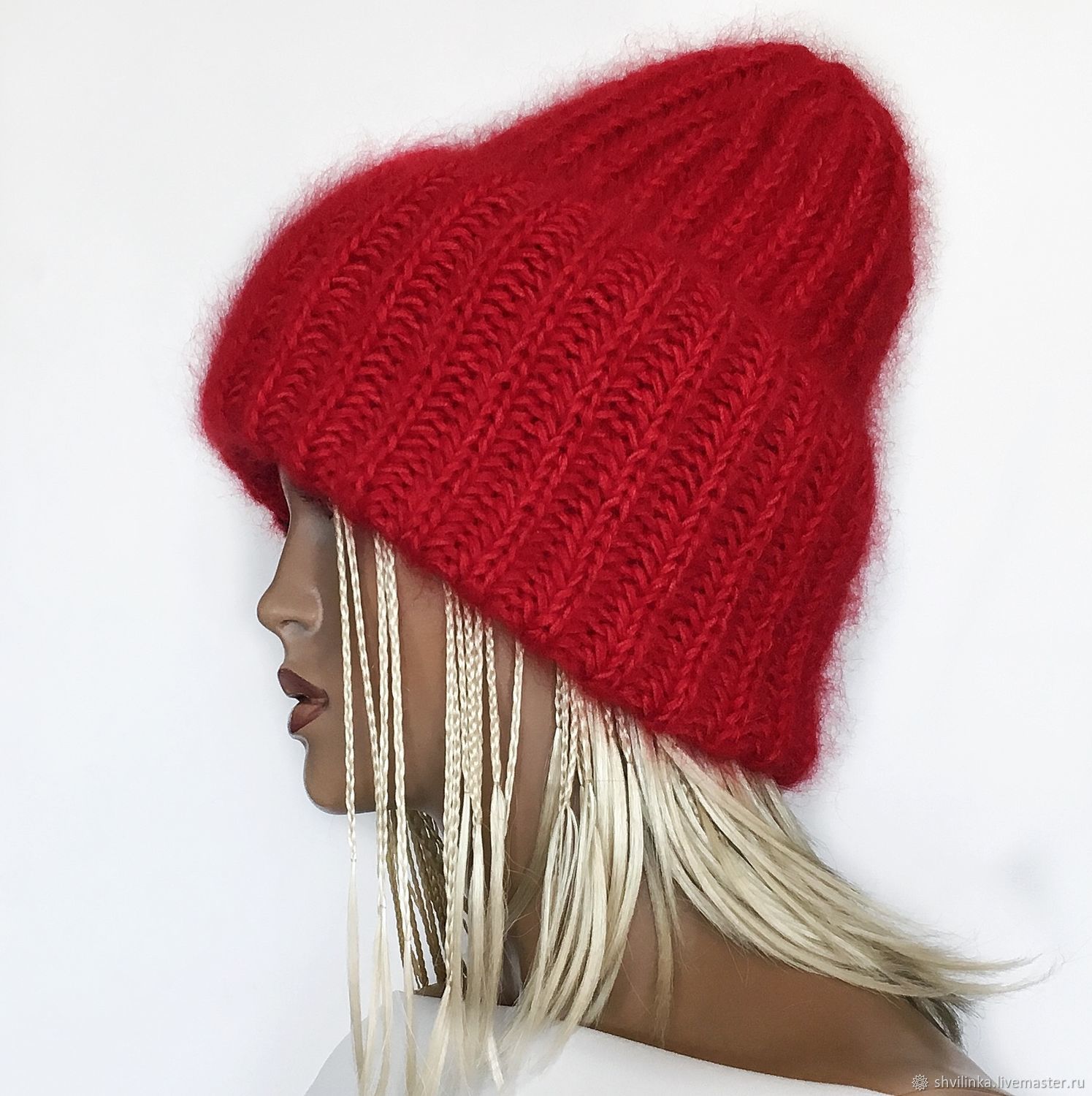 Красная вязаная шапка