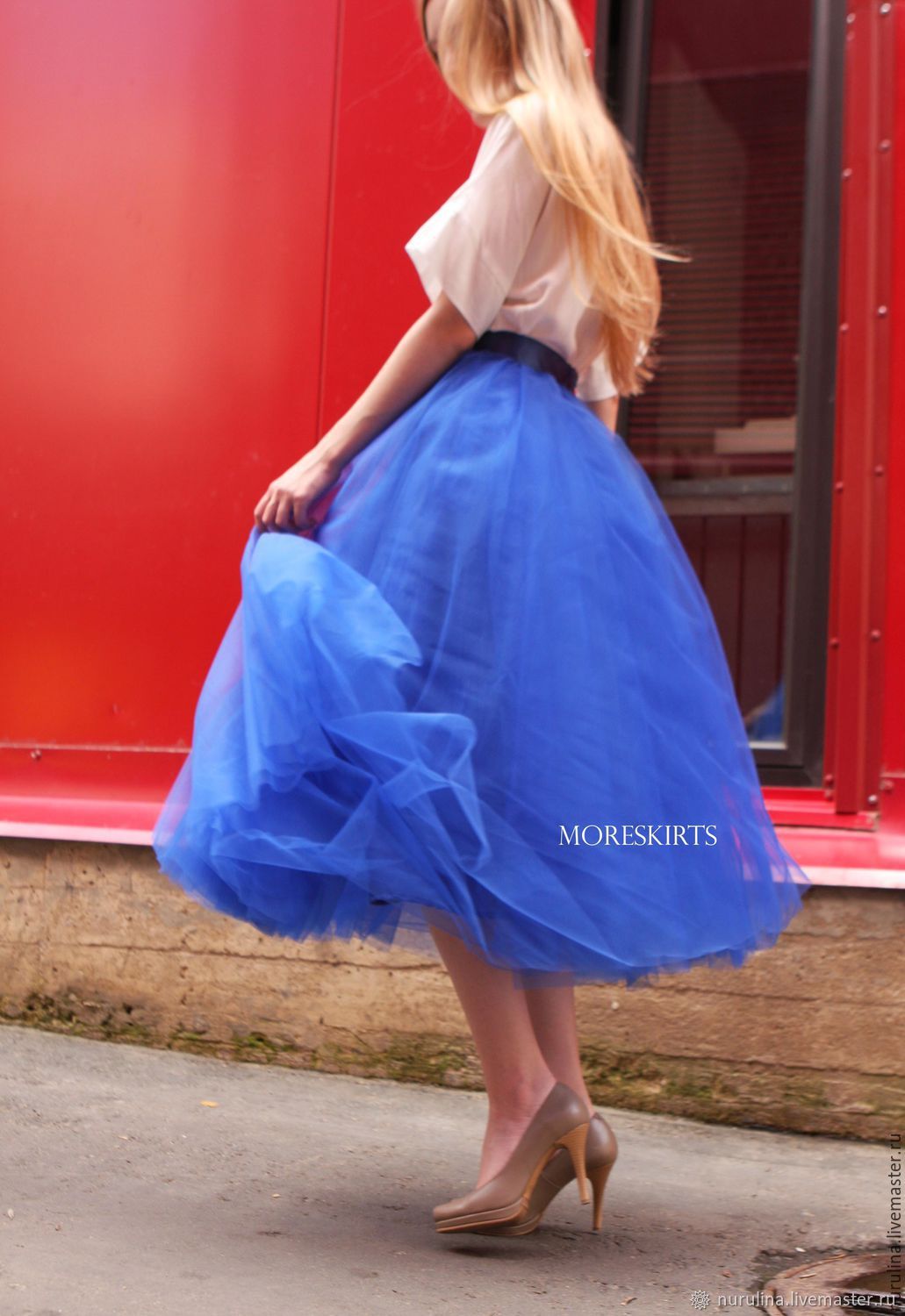 Пышная голубая юбка