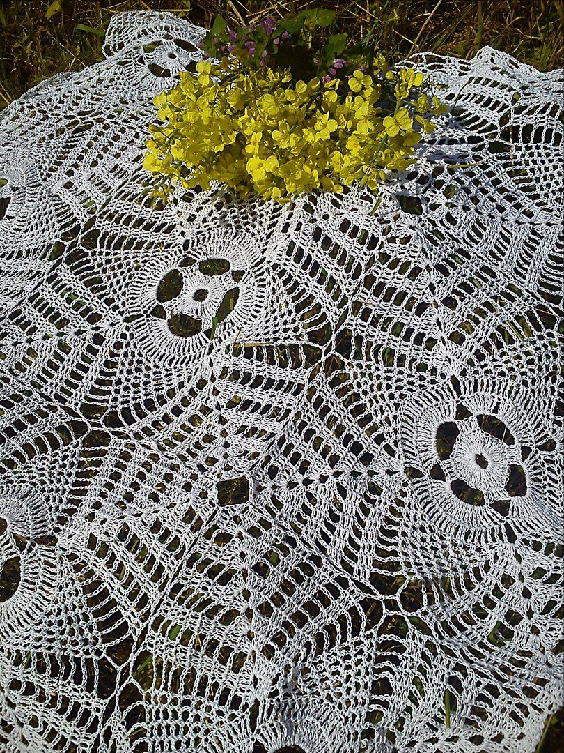 Скатерть из мотивов крючком.