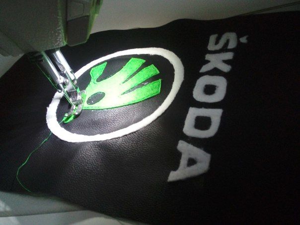 Процес пошива автомобильной подушки с апликац