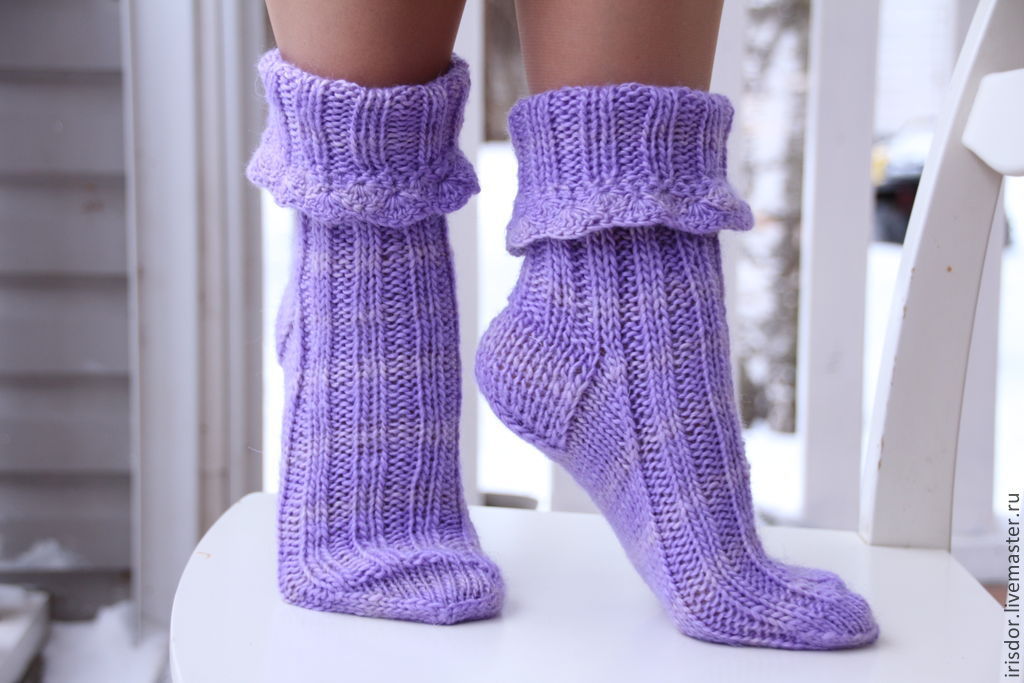 Модели носок спицами. Вязаные носочки. Носки спицами красивые. Оригинальные вязаные носки. Сиреневые вязаные носки.