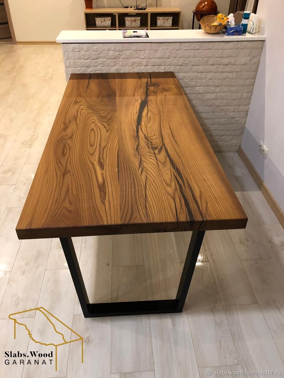 деревянные столы со вставками