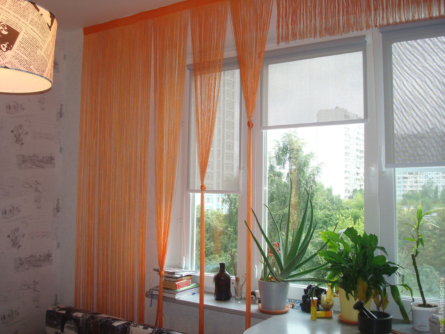 оранжевые рулонные шторы в интерьере