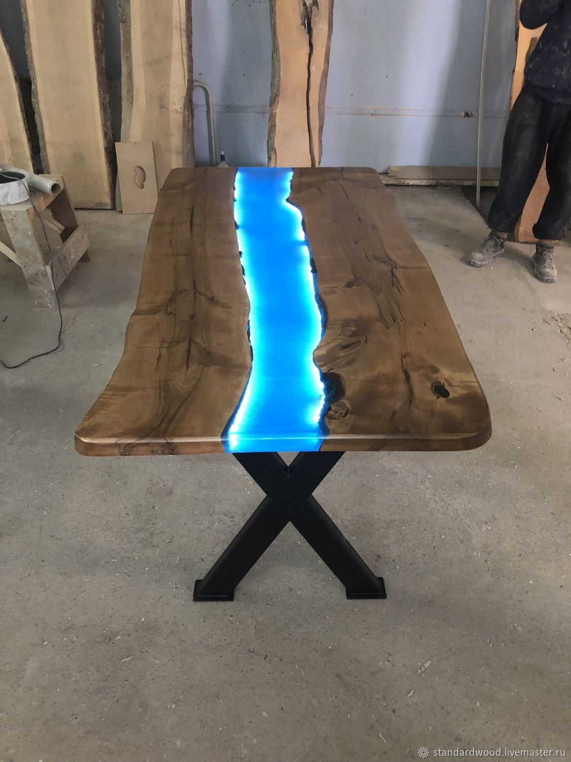 стол из дерева с подсветкой