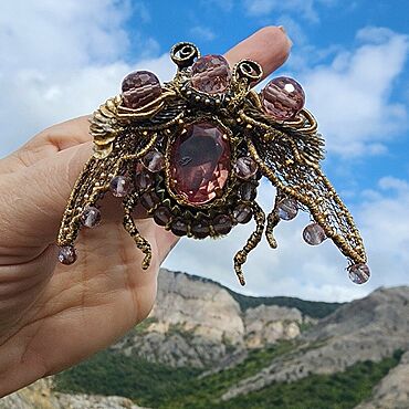 Украшения ручной работы. Ярмарка Мастеров - ручная работа Авторская брошь жук с султанитами и редкими материалами .. Handmade.