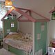 Bed - cabin is a fabulous place for a pleasant baby dreams. Making a canopy or veil will give warmth and comfort in the nursery. The difference in color and texture, perhaps due to manual R