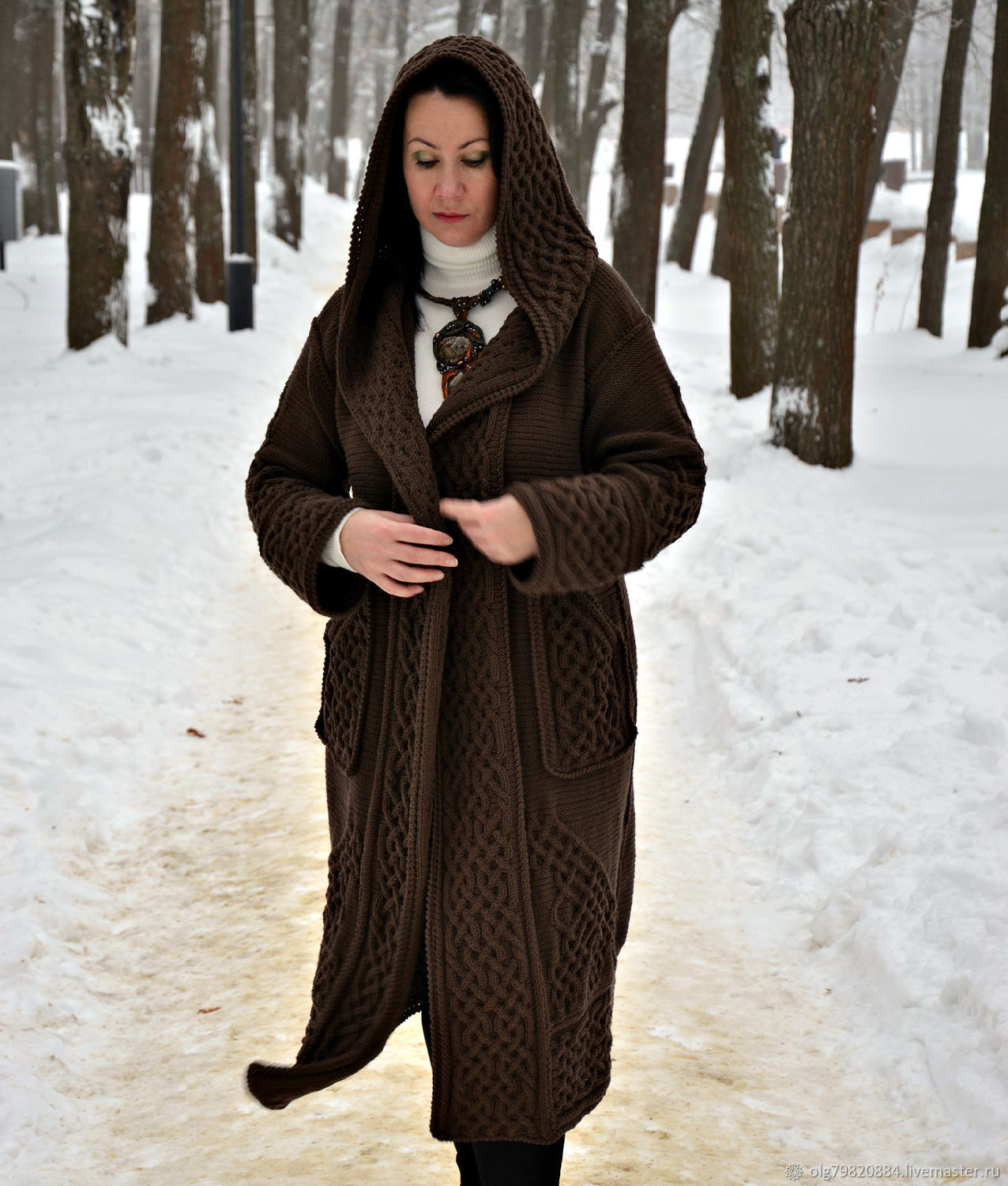 Пальто с вязанным капюшоном женское