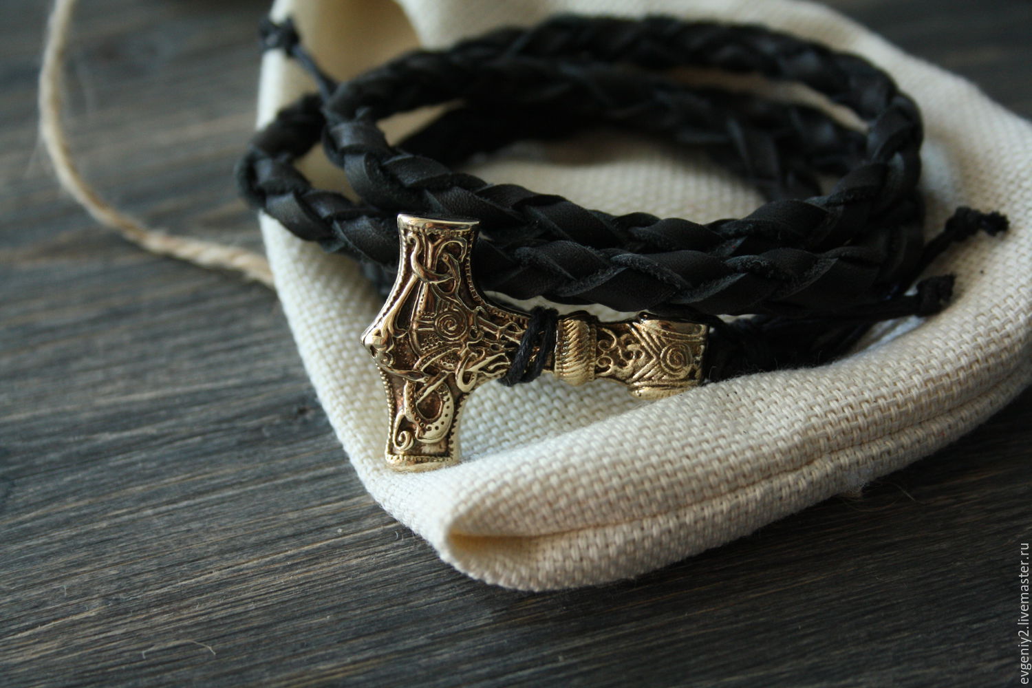 Кожаный браслет с Молотом Тора  ,викинг брааслет ,славянский браслет
