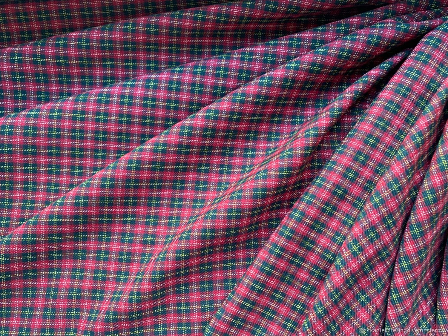 Ткань новогодняя красно зеленая клетка. Ткань пэчворк. Шотландская клетка зеленая. Шотландская клетка фон. Рождественская красно-зеленая клетка.