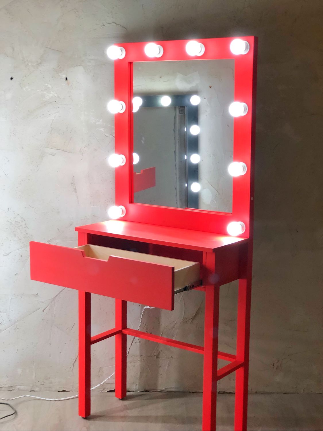 Гримерные столы с зеркалом с подсветкой
