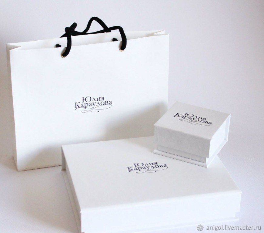 Упаковка заказать с логотипом. Белая коробка с логотипом. Коробка логотип. Коробка белая с лого. Коробка для одежды с логотипом.