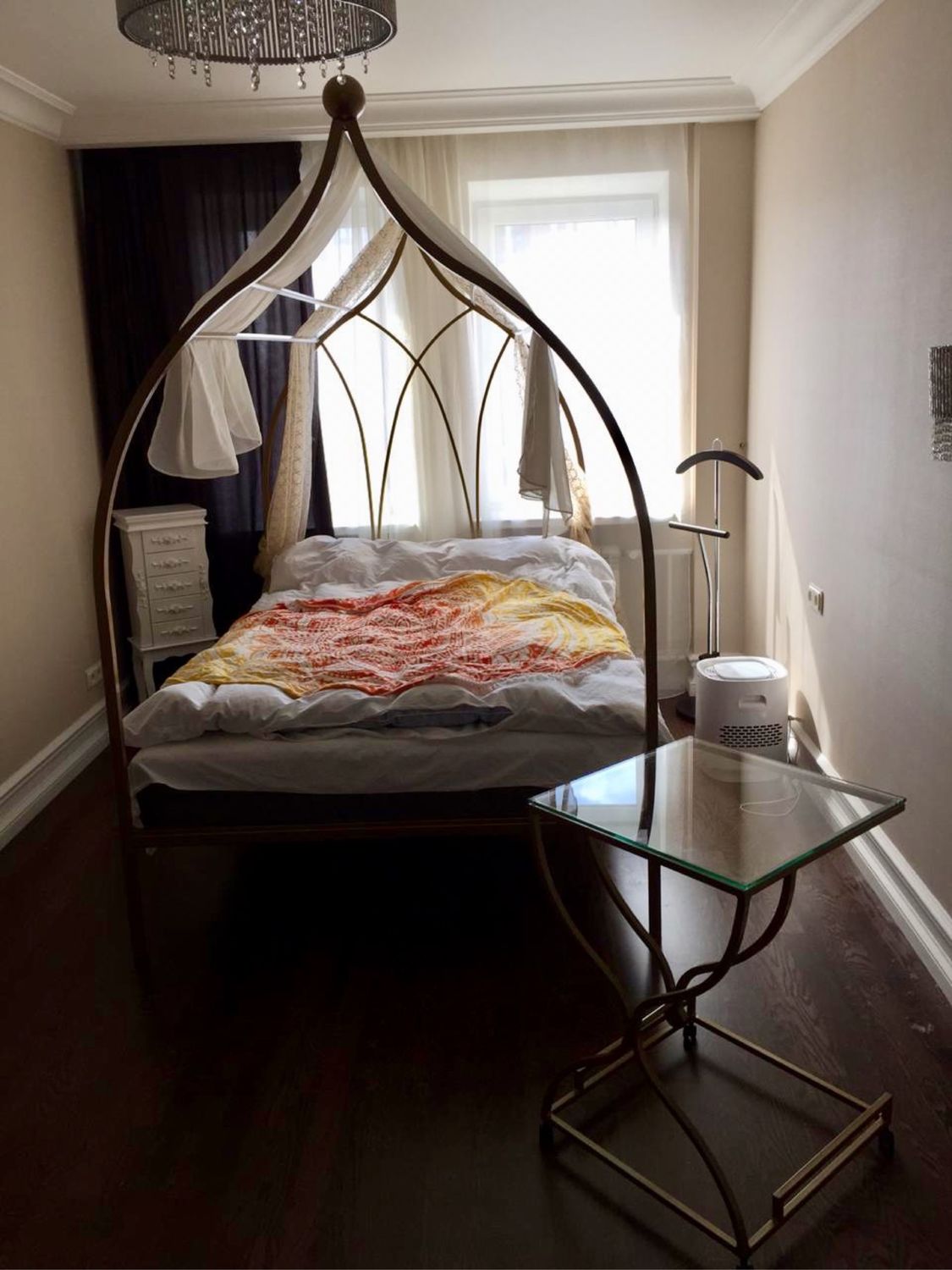 Кровать с балдахином взрослая в современном стиле