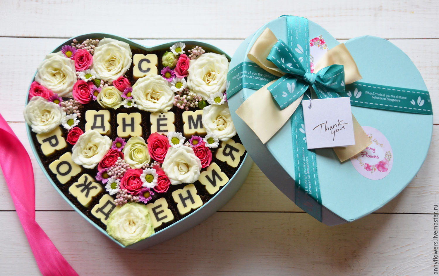 Подарок с поздравление сестре. Цветы в коробке. Коробки с цветами. Коробка цветов с днем рождения. Букет "день рождения".