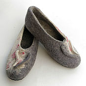Обувь ручной работы handmade. Livemaster - original item Felted grey Slippers with floral print. Handmade.