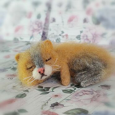 Куклы и игрушки ручной работы. Ярмарка Мастеров - ручная работа Войлочная игрушка: спящая кошечка. Кошка на ладошку. Handmade.