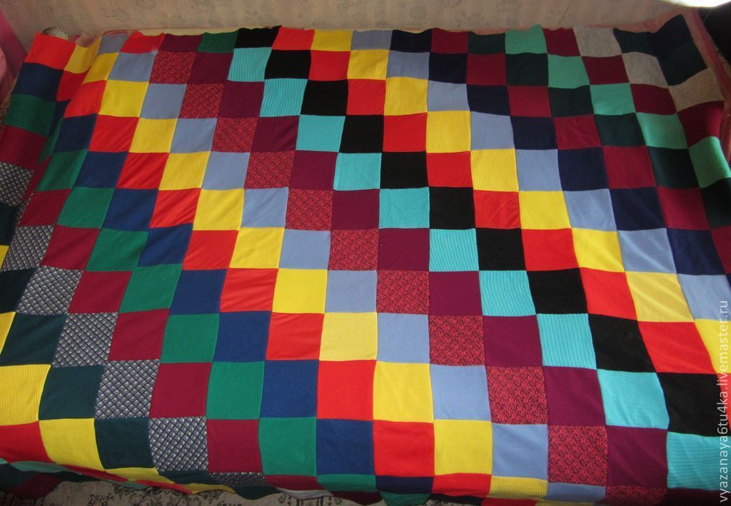 Пестрые покрывала. Плед квадратиками. Плед из разноцветных квадратов. Разноцветное покрывало. Разноцветное одеяло.