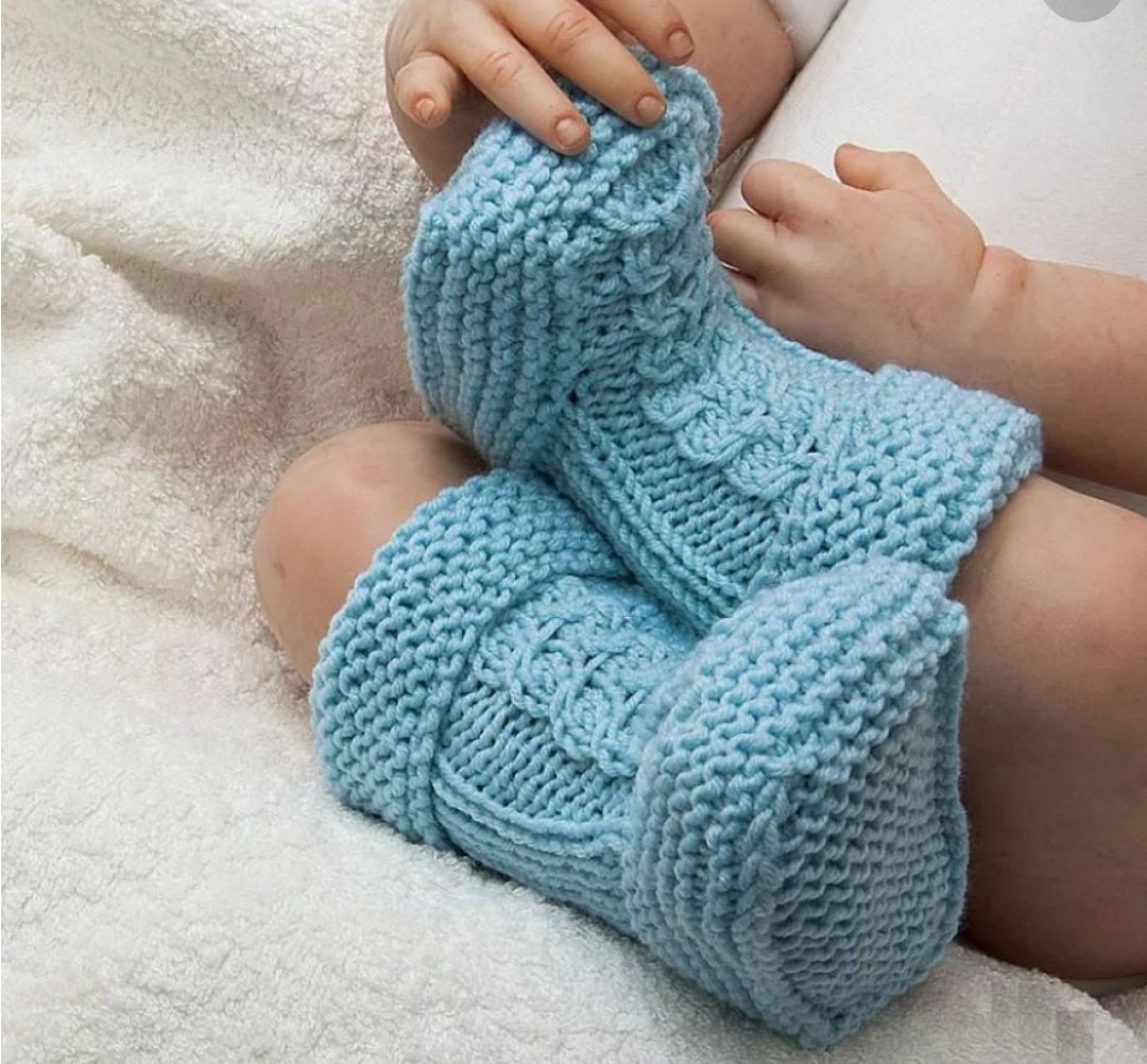 Вязание носочков новорожденному. Носочки для новорожденных спицами. Носки для новорожденных спицами. Вязаные носочки для младенцев. Вязаные носочки для новорожденных спицами.