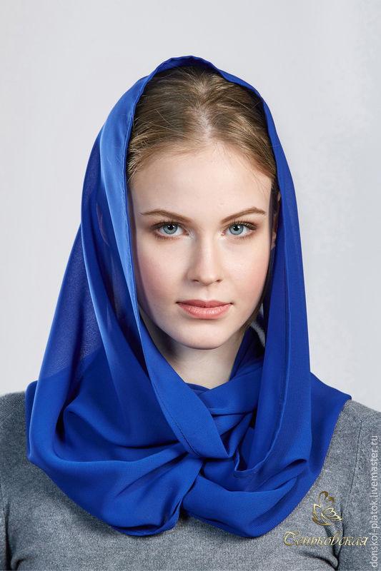 Синий платок на голове