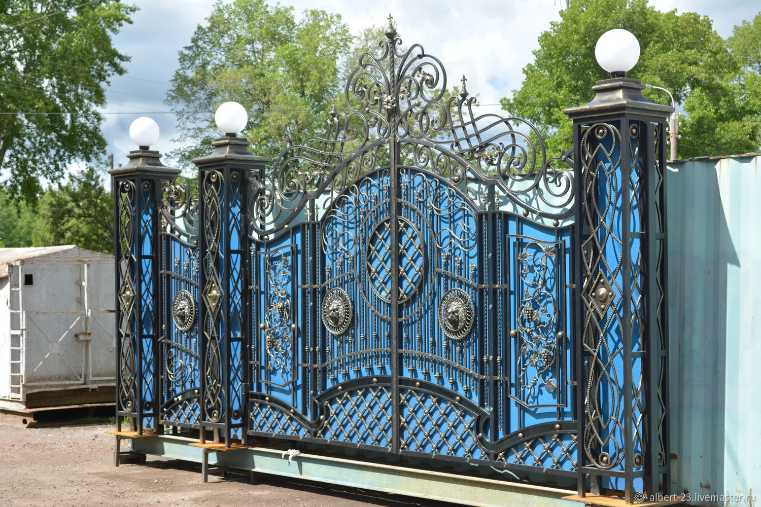 Кованые ворота со стеклом