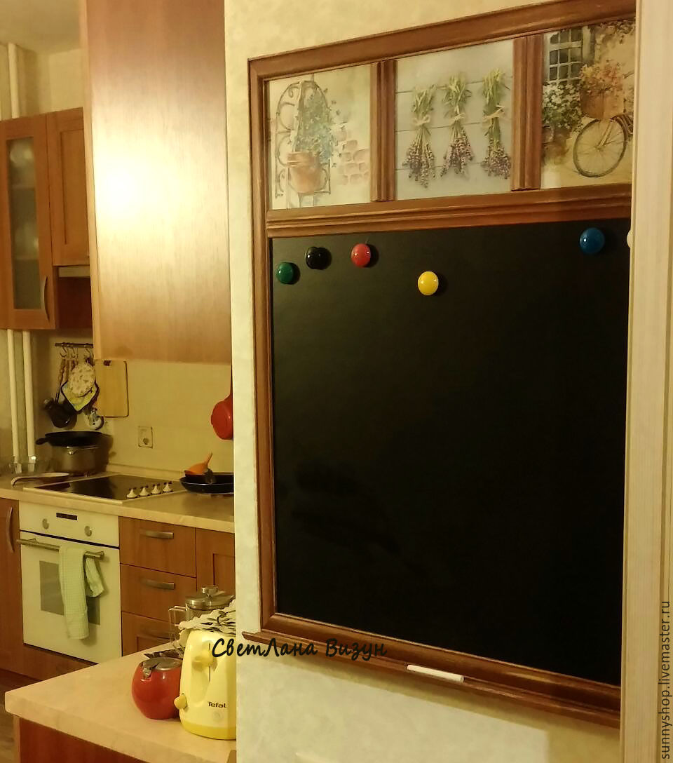 Меловая доска (грифельная доска) в стиле Прованс на кухню. Размер 50*70см, с полочкой, поверхность черная, цена 4000р.