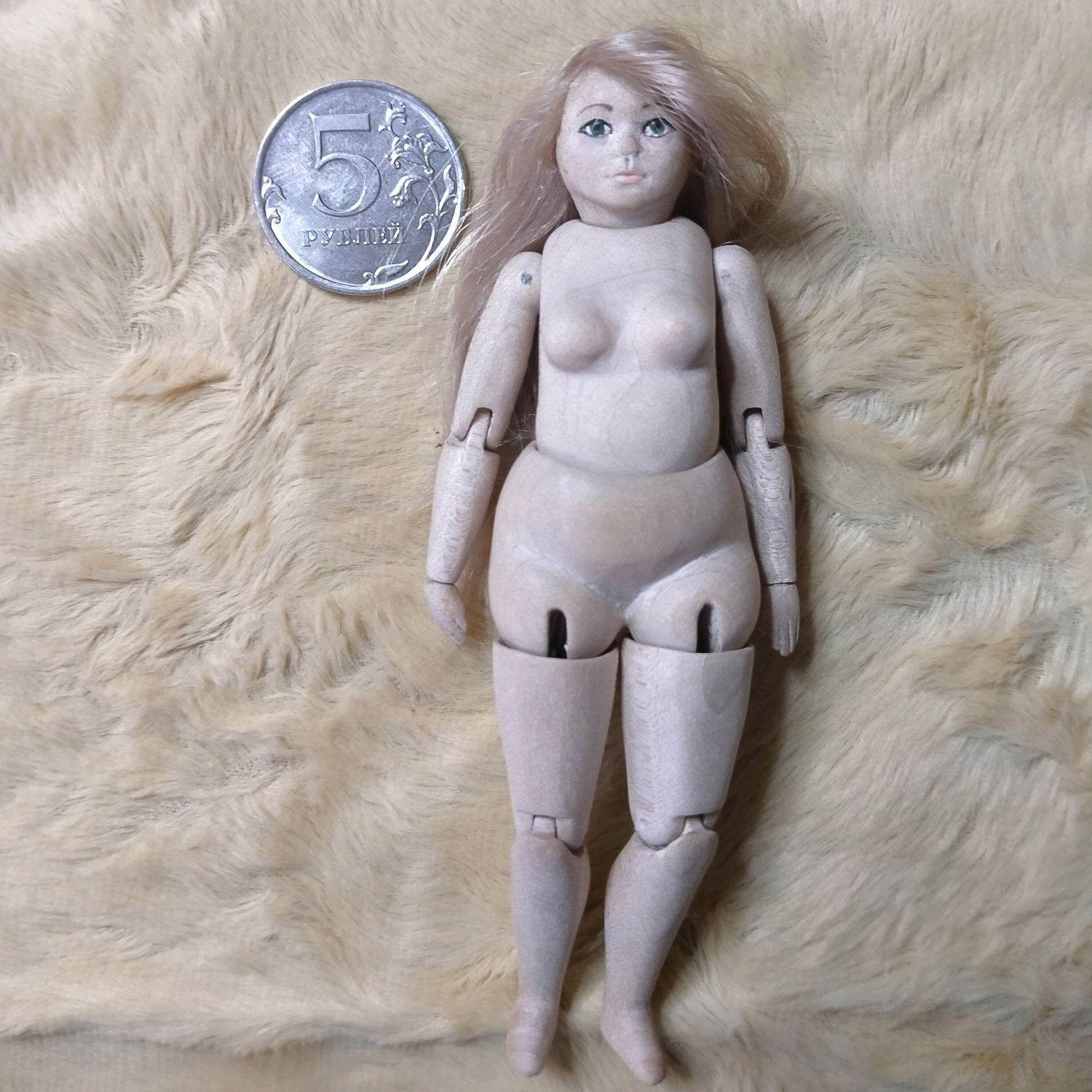 Деревянная кукла одна из первых игрушек впр. Деревянная шарнирная кукла.