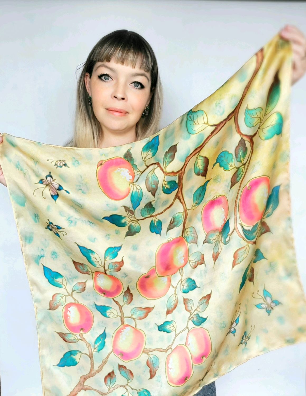 Предлагаем Вам шелковые платки, изготовленные по технологии батик (ручная роспись)