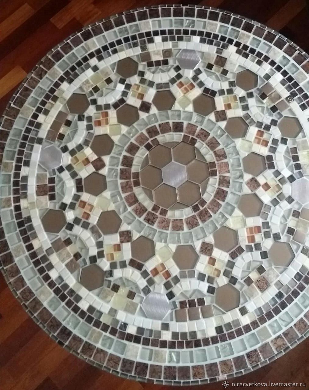 Стол квадратный декорированный мозаикой коричневый-бежевый