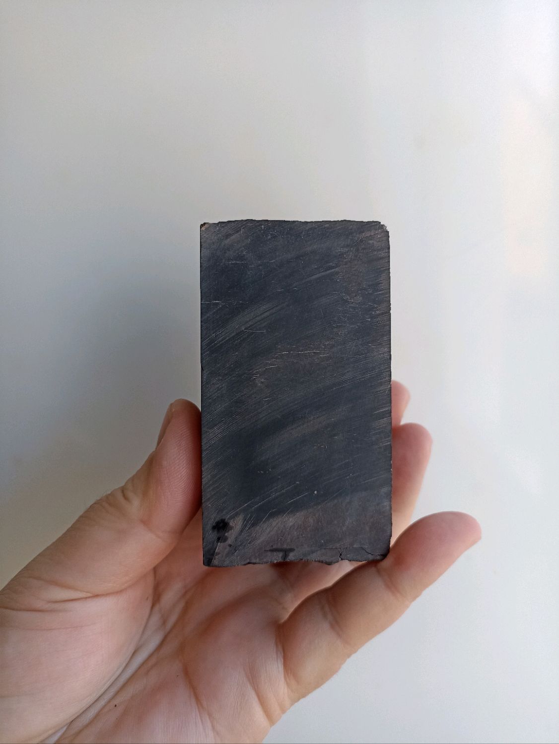 •ПУТЕВОДИТЕЛЬ• образец чёрного необработанного гагата, вес 134 гр в ...