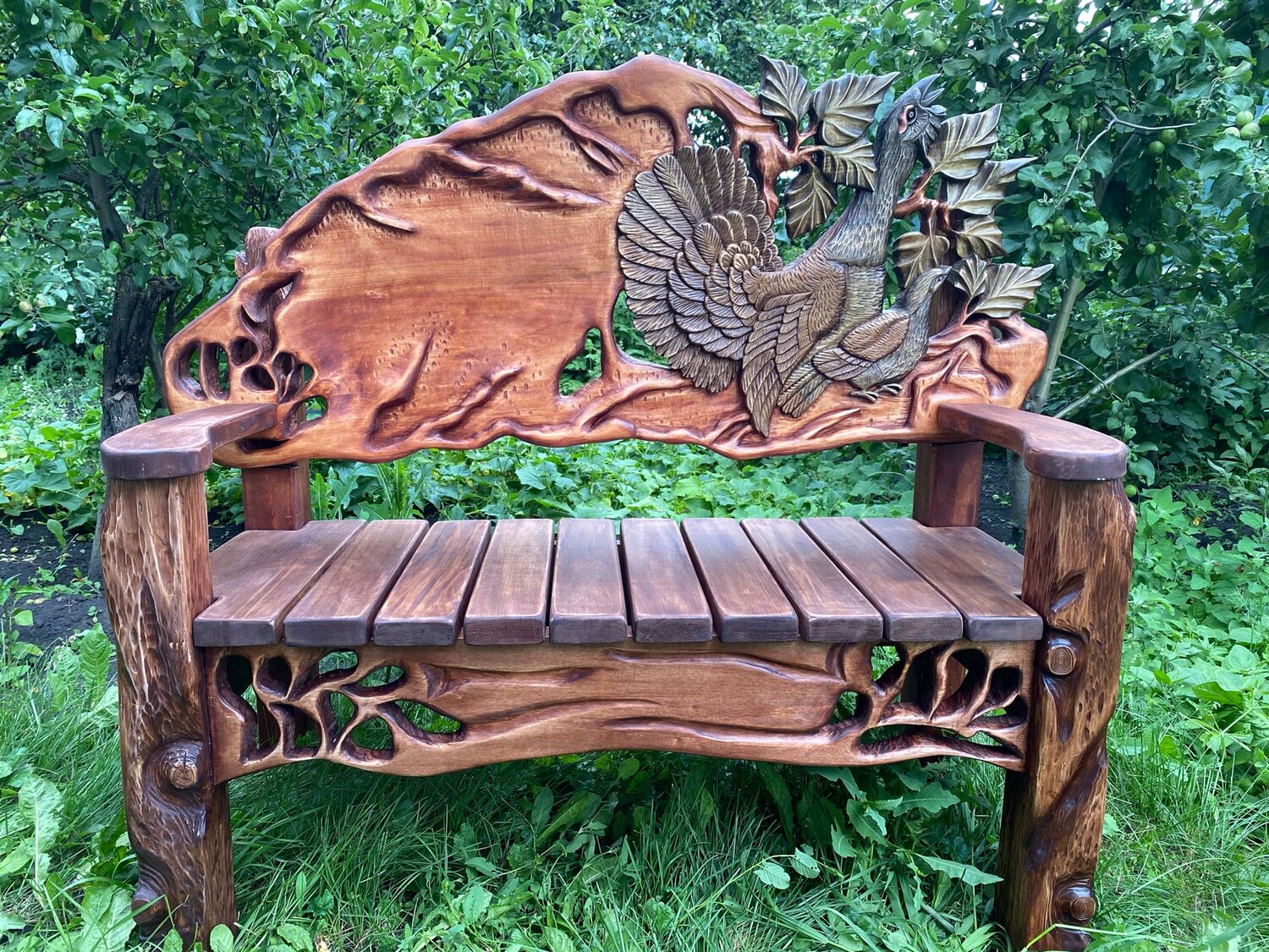 Скамейка ручной работы из дерева