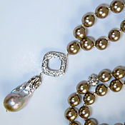 Necklace and earrings with natural pearls