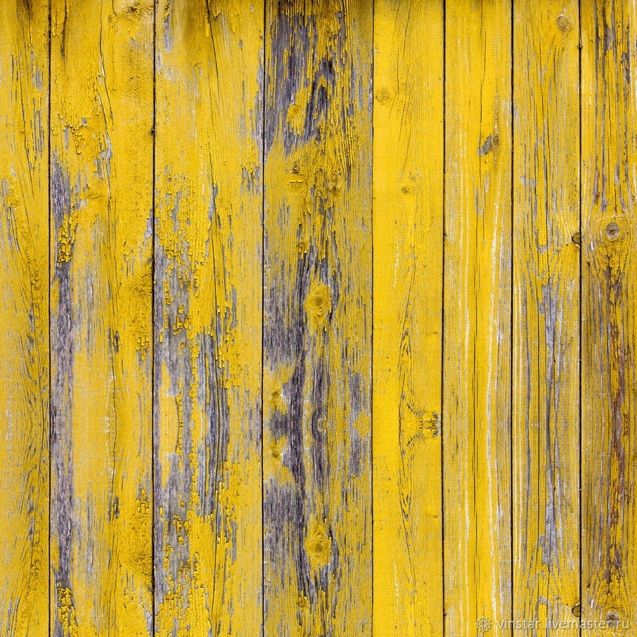 кисти и краски. кисточка с желтой краской. фактура дерева. желтая краска дерево. деревянные доски желтые.