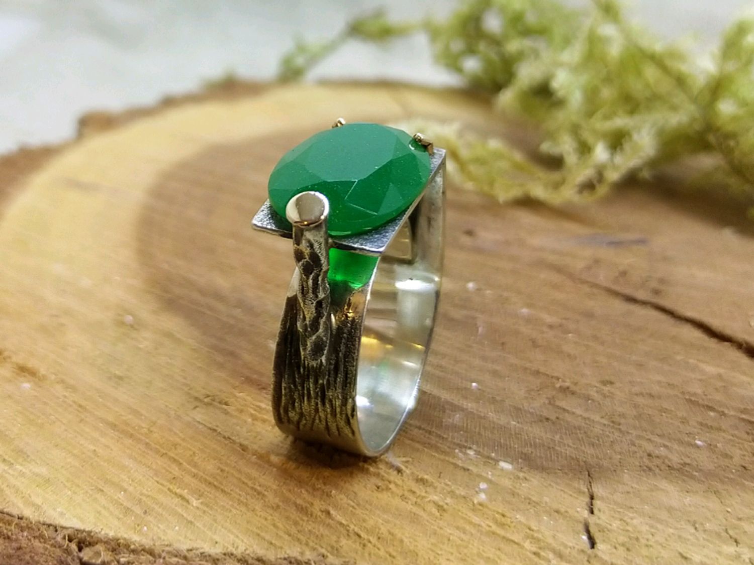 Кольцо с зеленым агатом капелька